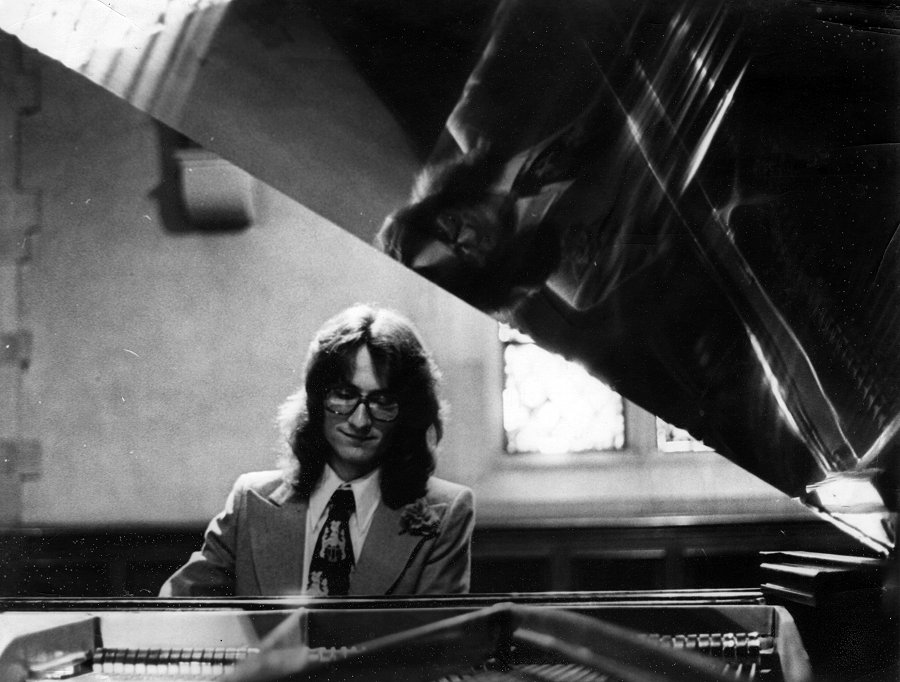 Long-haired pianist