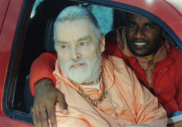 Bhaktipada with an affectionate Malaysian disciple (1993).