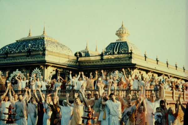 Devotees wave at Palace