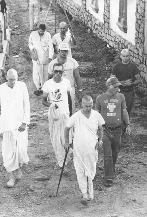 Bhaktipada & devotees along Palace wall